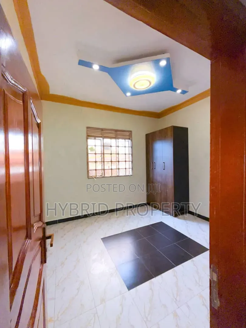 7bdrm Apartment in Wakiso Town Along for sale