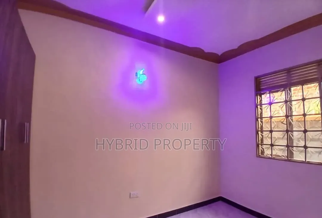 7bdrm Apartment in Wakiso Town Along for sale