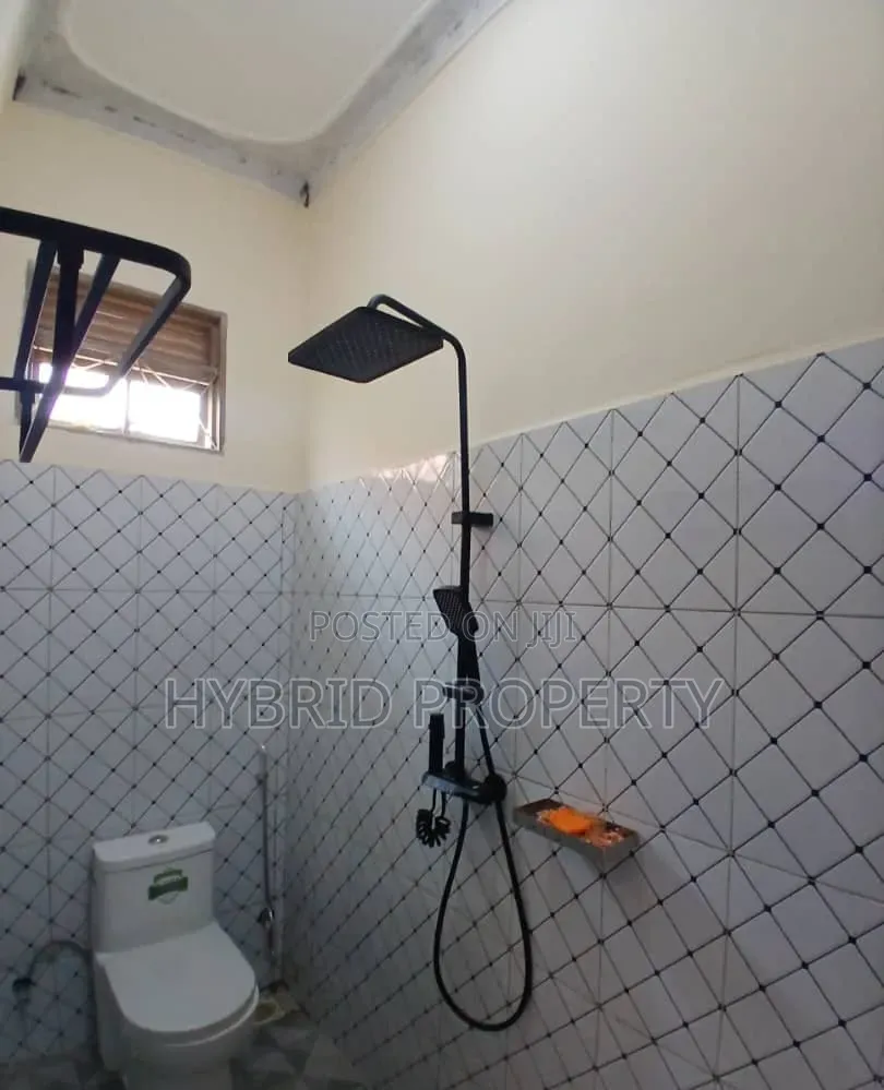 7bdrm Apartment in Wakiso Town Along for sale