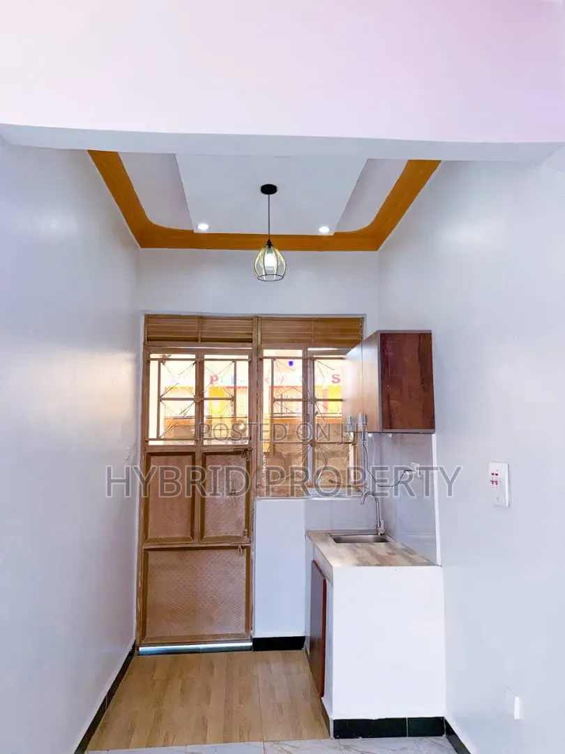 7bdrm Apartment in Wakiso Town Along for sale