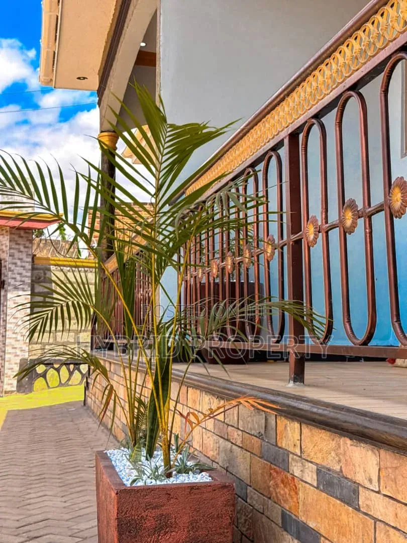 7bdrm Apartment in Wakiso Town Along for sale