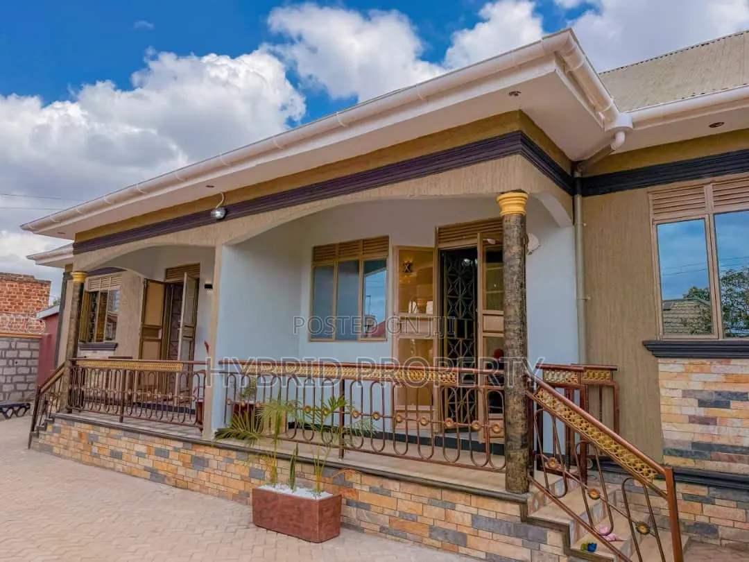 7bdrm Apartment in Wakiso Town Along for sale