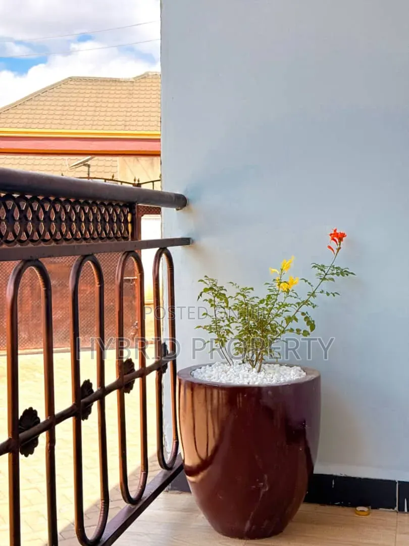 7bdrm Apartment in Wakiso Town Along for sale