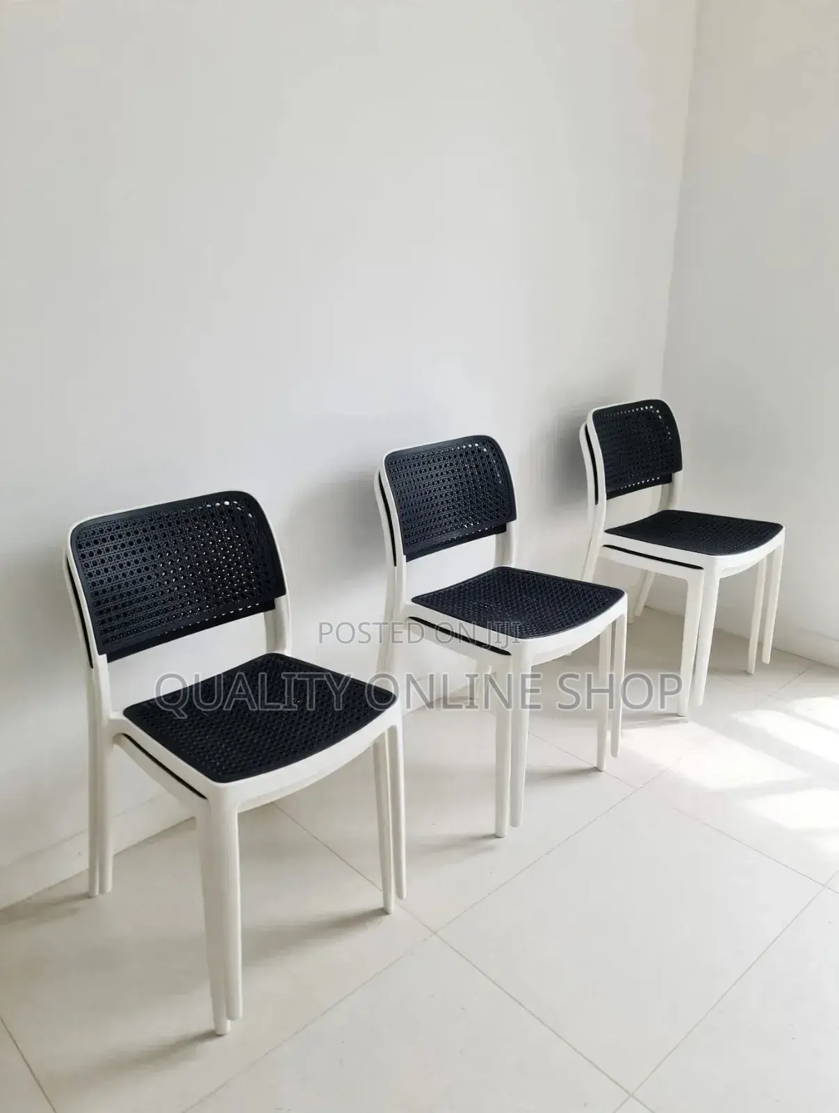 White and Black Plastic Chairs for Dinning Bars and Restaurants