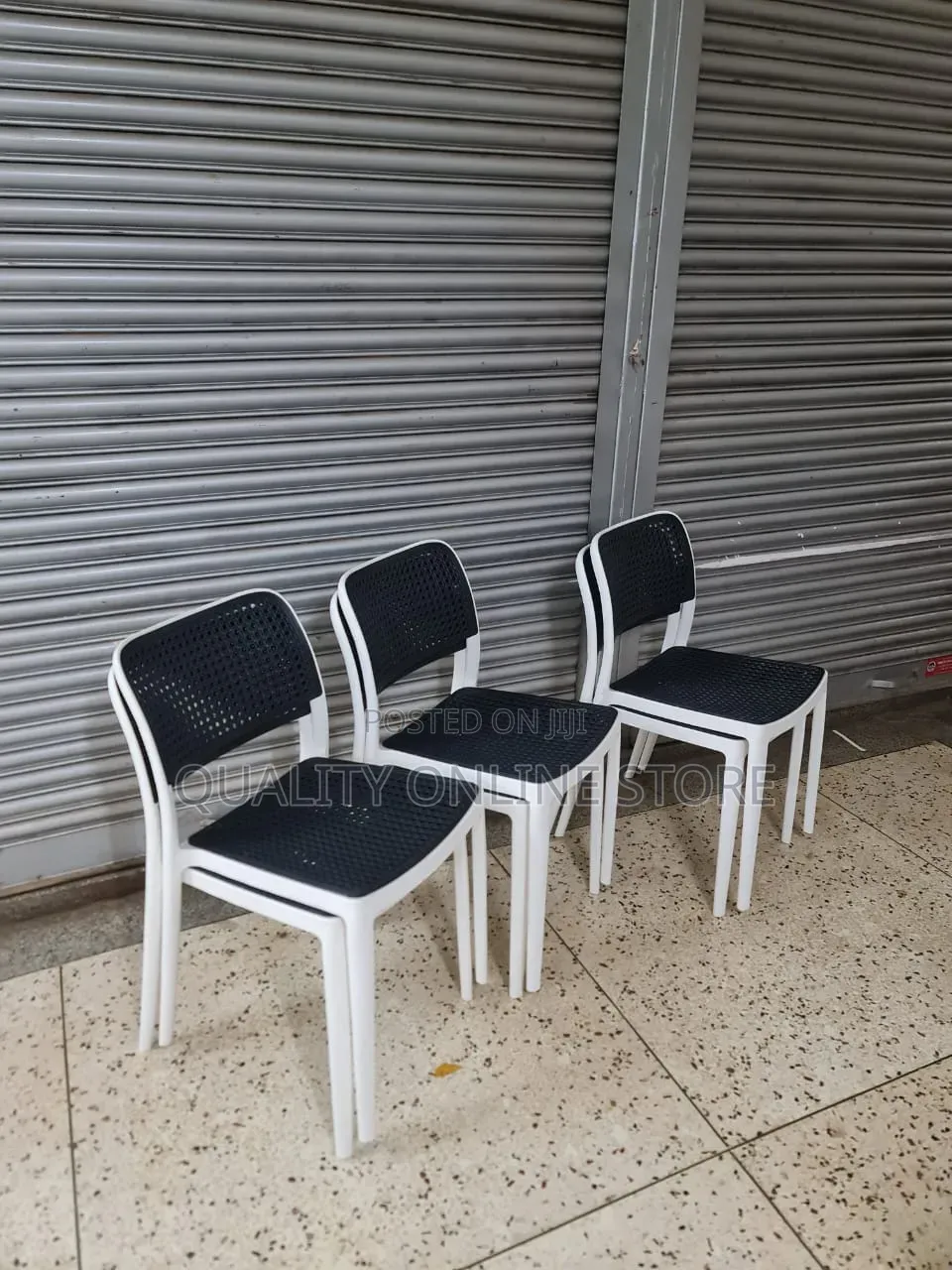 White and Black Plastic Chairs for Dinning Bars and Restaurants