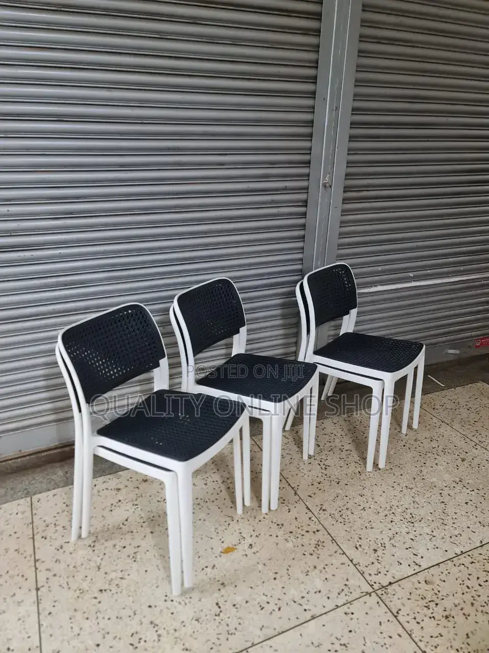 White and Black Plastic Chairs for Dinning Bars and Restaurants