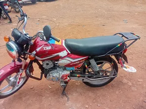 TVS HLX 125 2025 Red