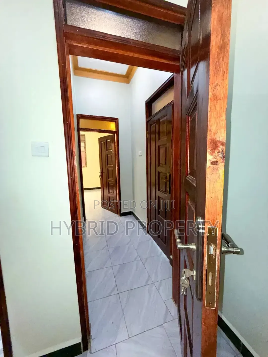 7bdrm Apartment in Wakiso Town Along for sale