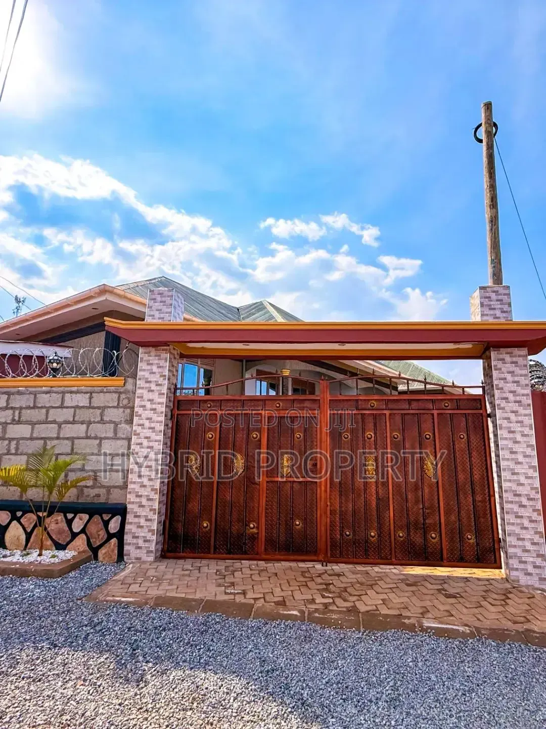 7bdrm Apartment in Wakiso Town Along for sale