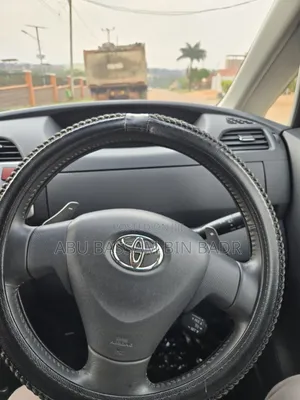 Toyota Ractis 1.5 FWD 2009 Silver