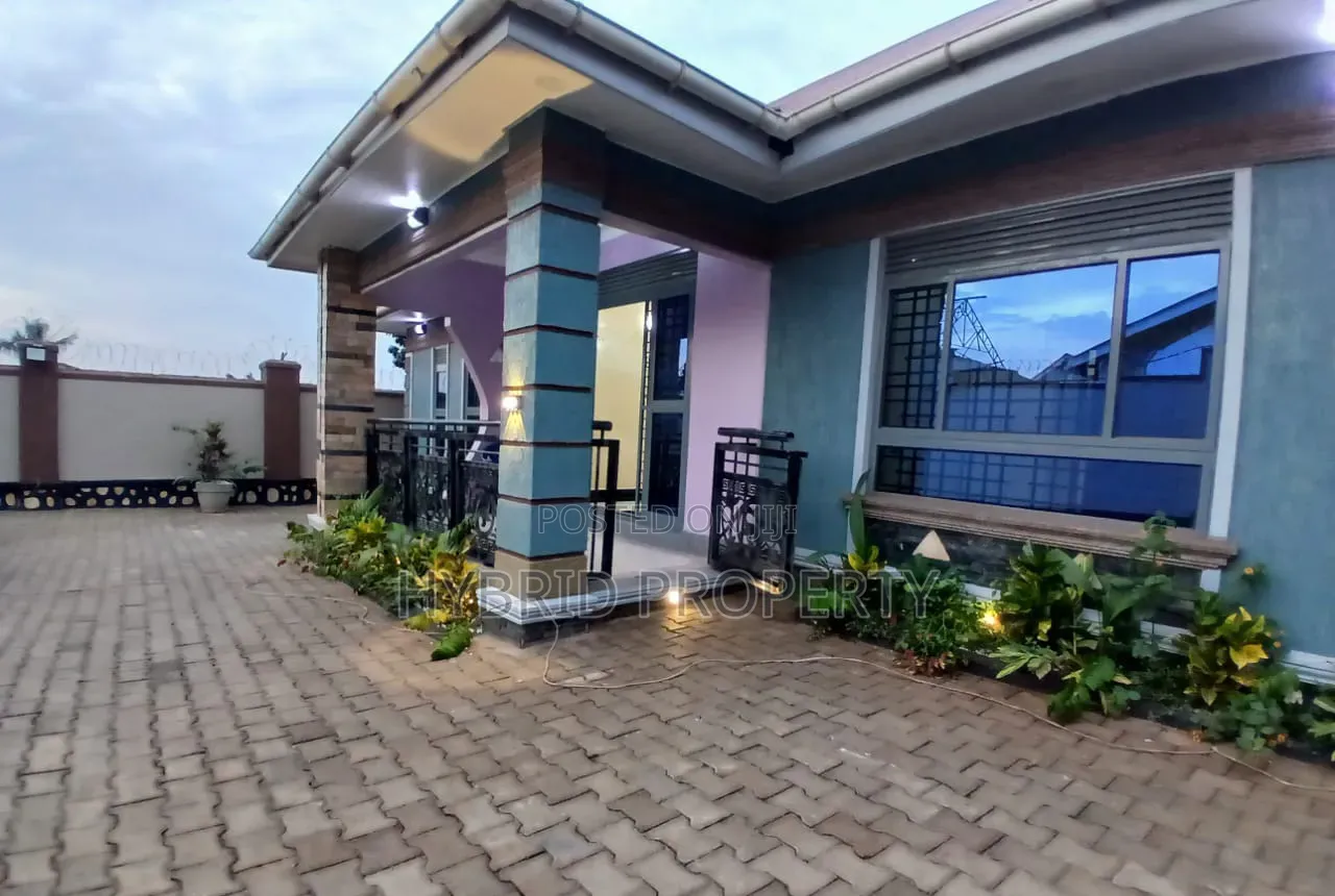 4bdrm House in Nansana Along Hoima for sale