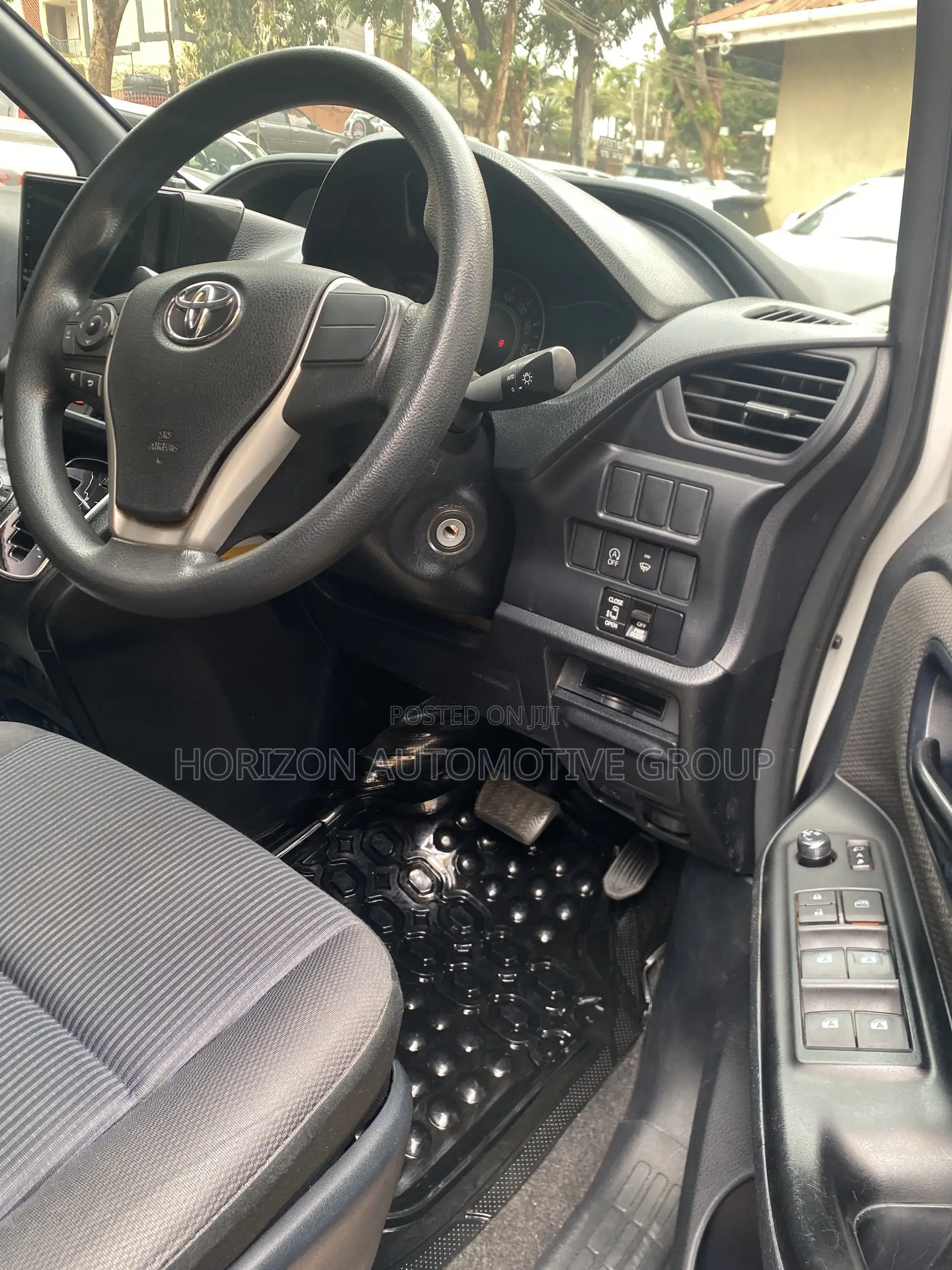Toyota Noah 2.0 AWD (8 Seater) 2018 White