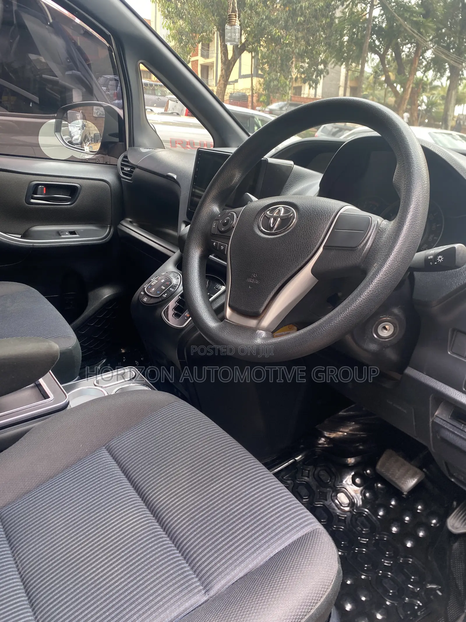 Toyota Noah 2.0 AWD (8 Seater) 2018 White