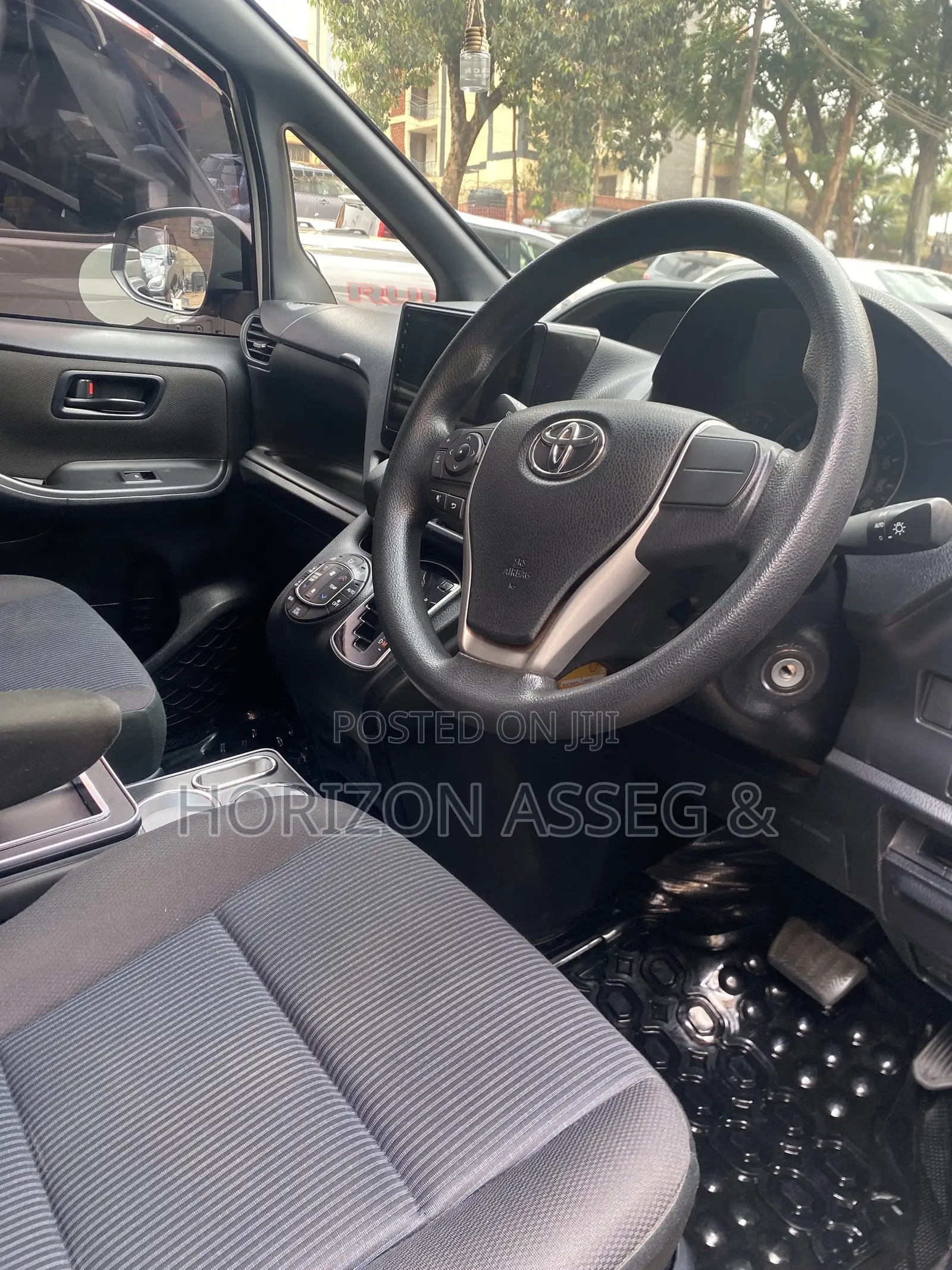 Toyota Noah 2.0 AWD (8 Seater) 2018 White