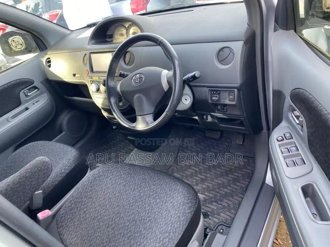Toyota Sienta 2012 Silver