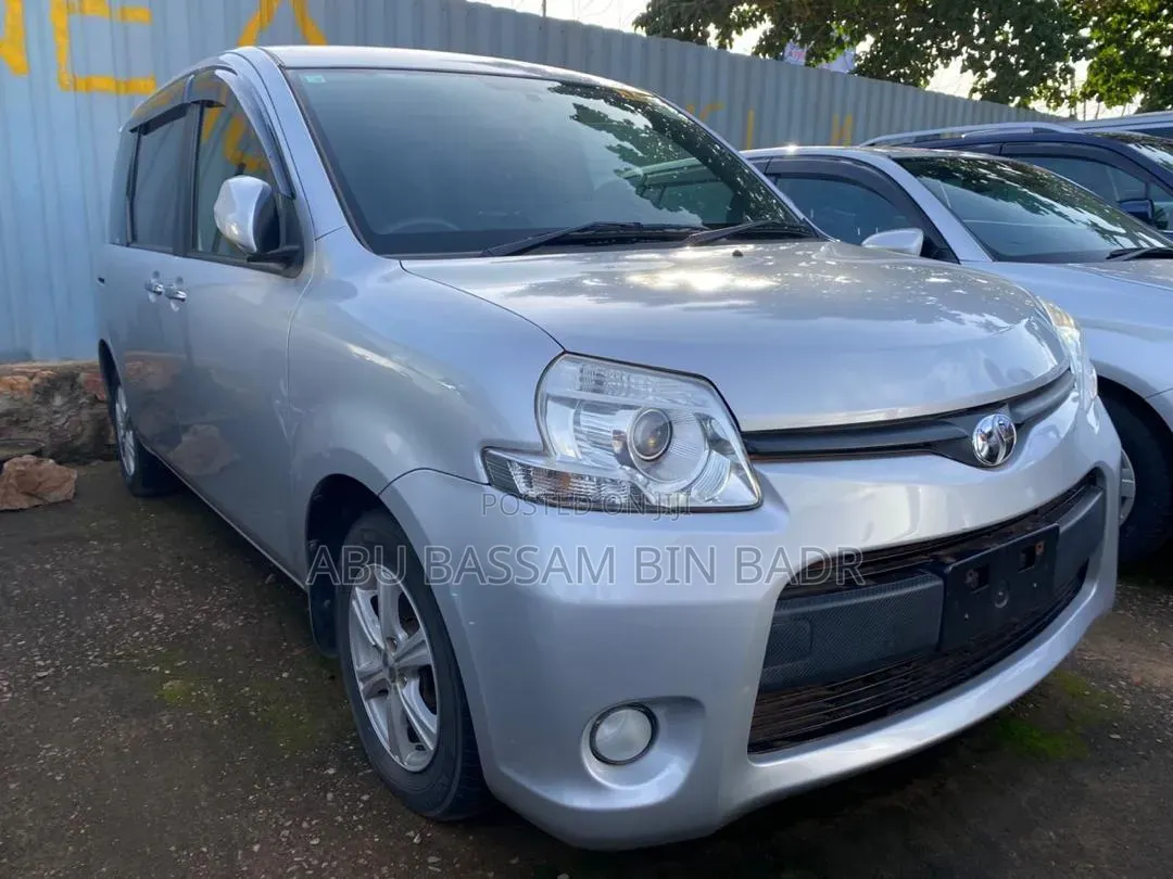 Toyota Sienta 2012 Silver