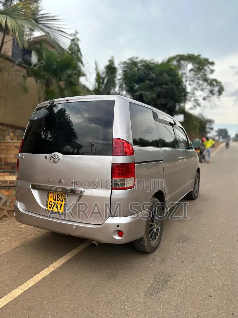 Toyota Noah 2002 Silver
