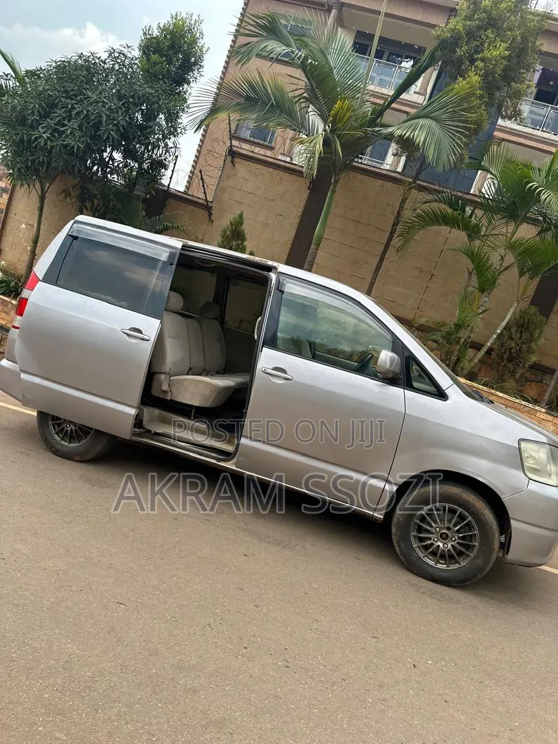 Toyota Noah 2002 Silver