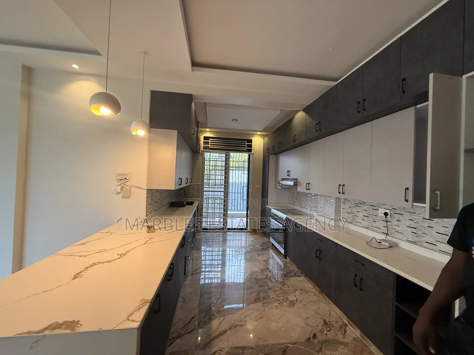 3bdrm Apartment in Muyenga, Central Division for sale