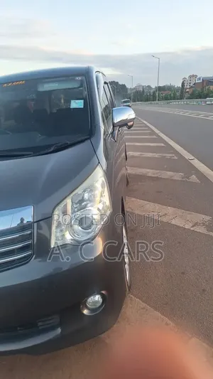 Toyota Noah 2.0 143hp YY FWD (5 Seater) 2012 Gray