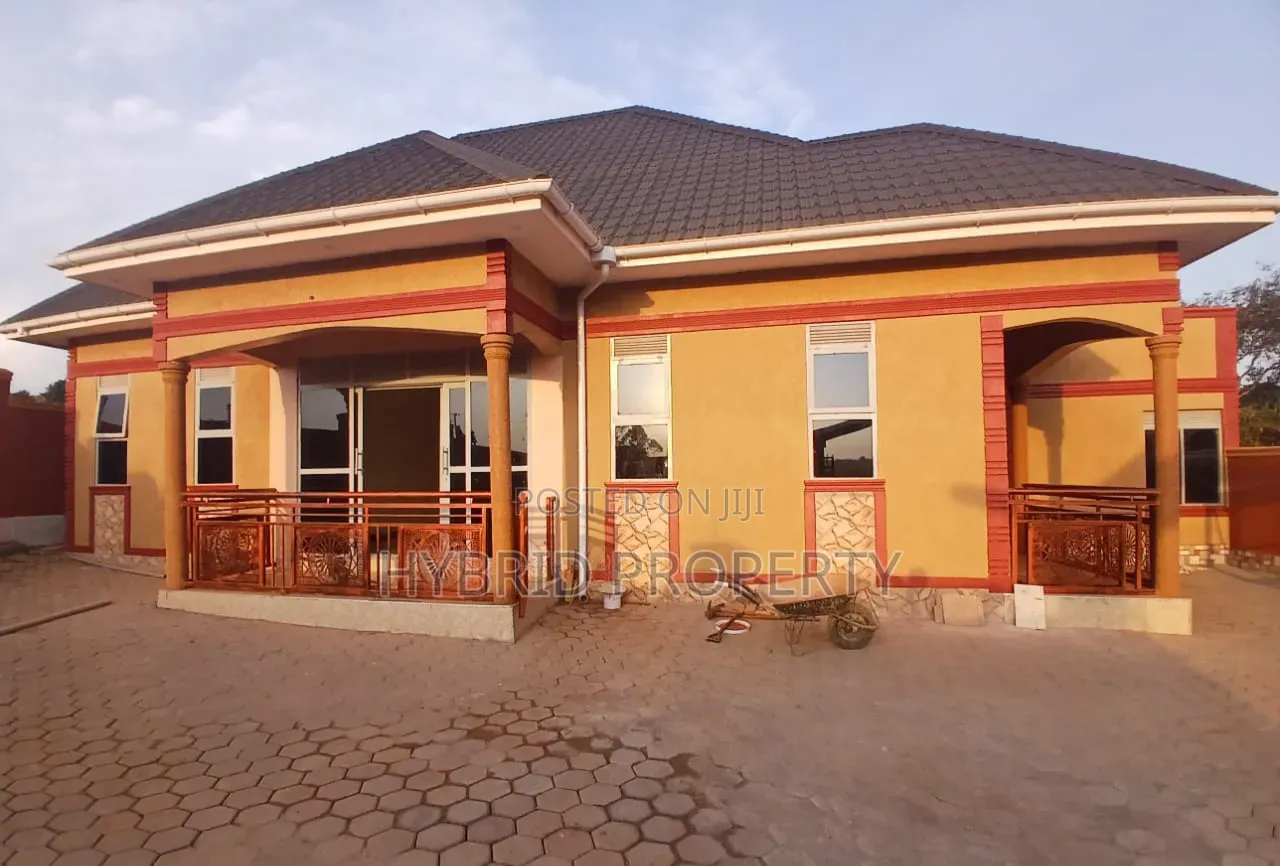 3bdrm House in Wakiso Town Along for sale
