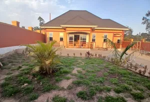 3bdrm House in Wakiso Town Along for sale
