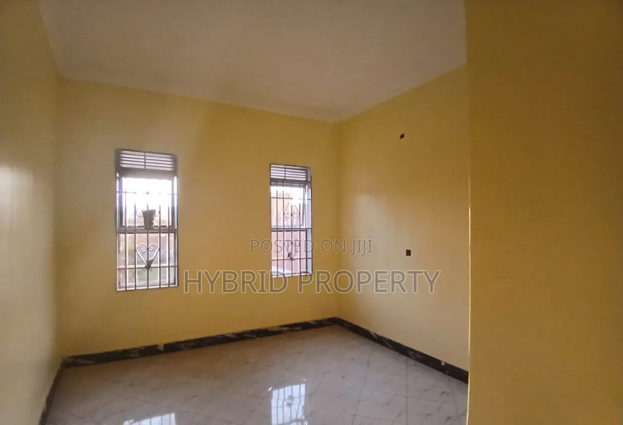 3bdrm House in Wakiso Town Along for sale