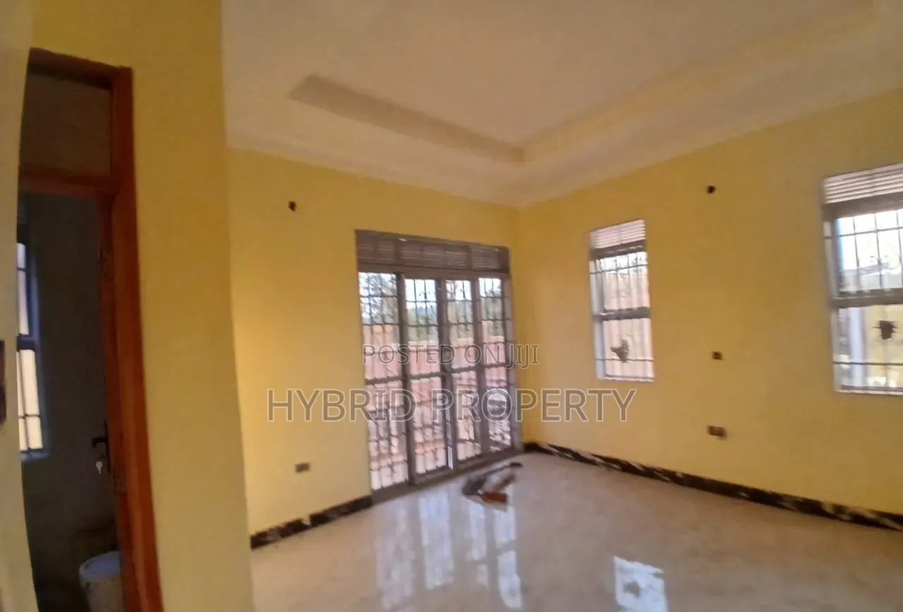 3bdrm House in Wakiso Town Along for sale