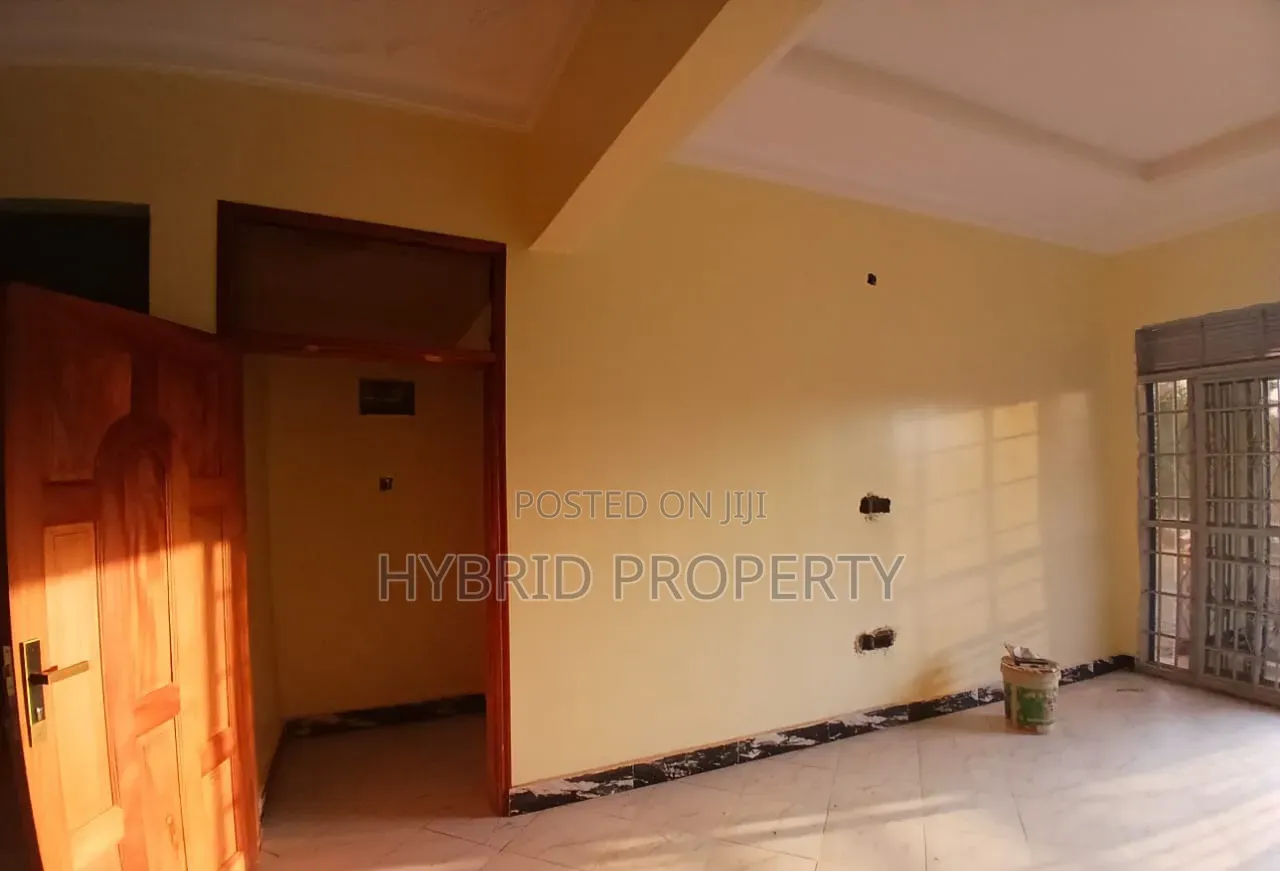 3bdrm House in Wakiso Town Along for sale