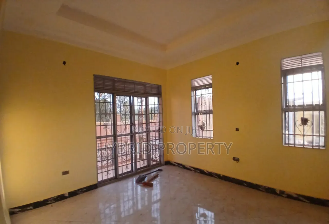 3bdrm House in Wakiso Town Along for sale