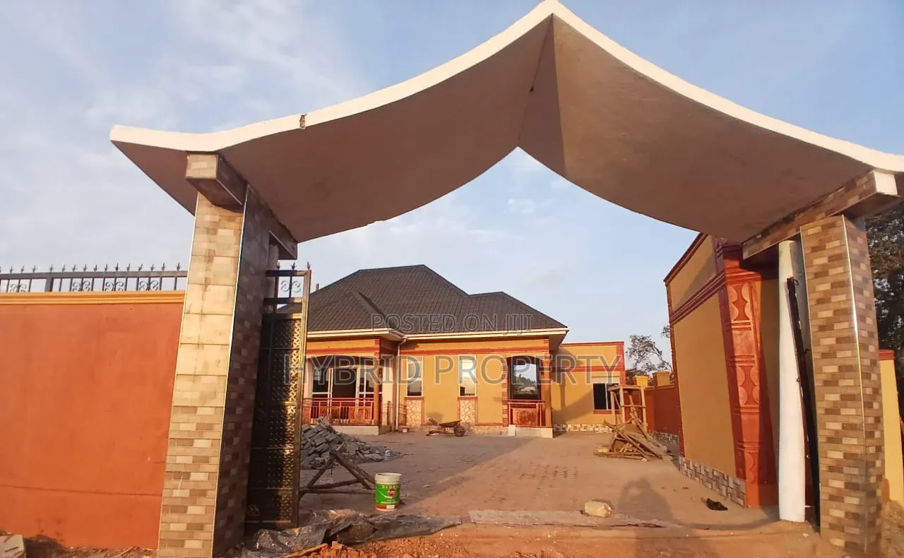 3bdrm House in Wakiso Town Along for sale