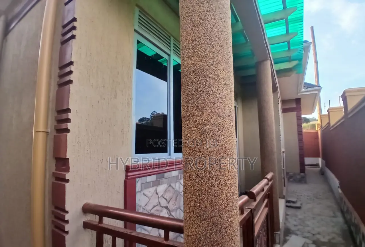 3bdrm House in Wakiso Town Along for sale