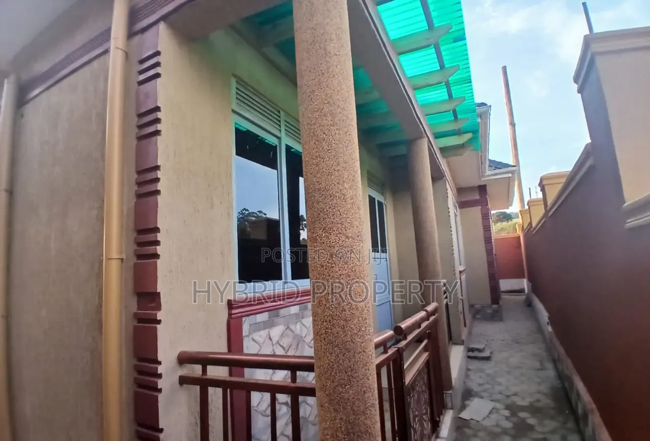 3bdrm House in Wakiso Town Along for sale
