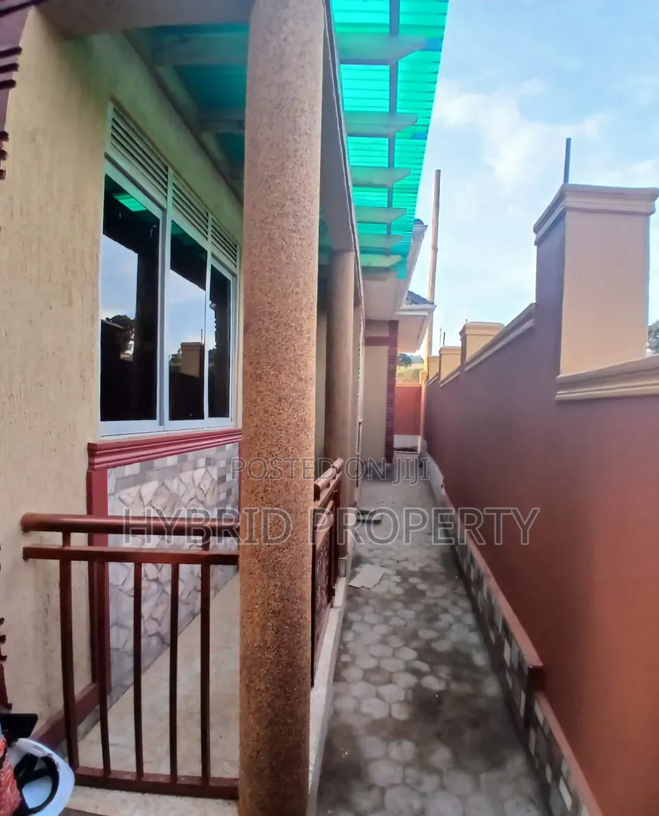 3bdrm House in Wakiso Town Along for sale