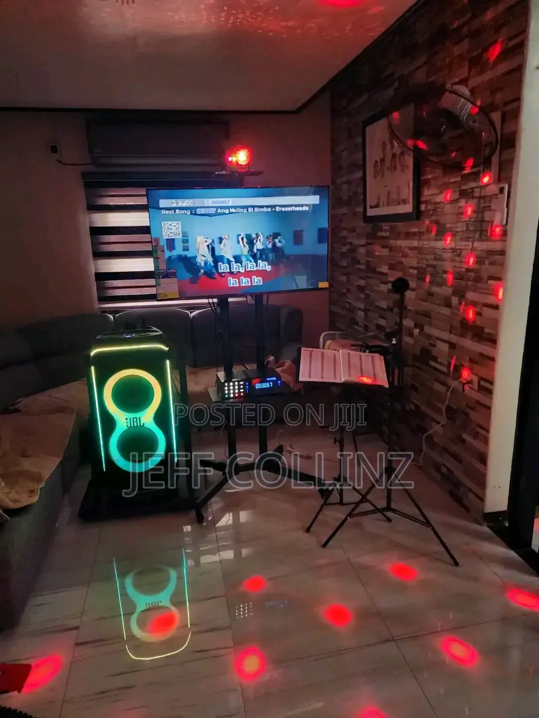 JBL Party Box 720 Boom Bass Boosted Spraker With a Wireless Mic