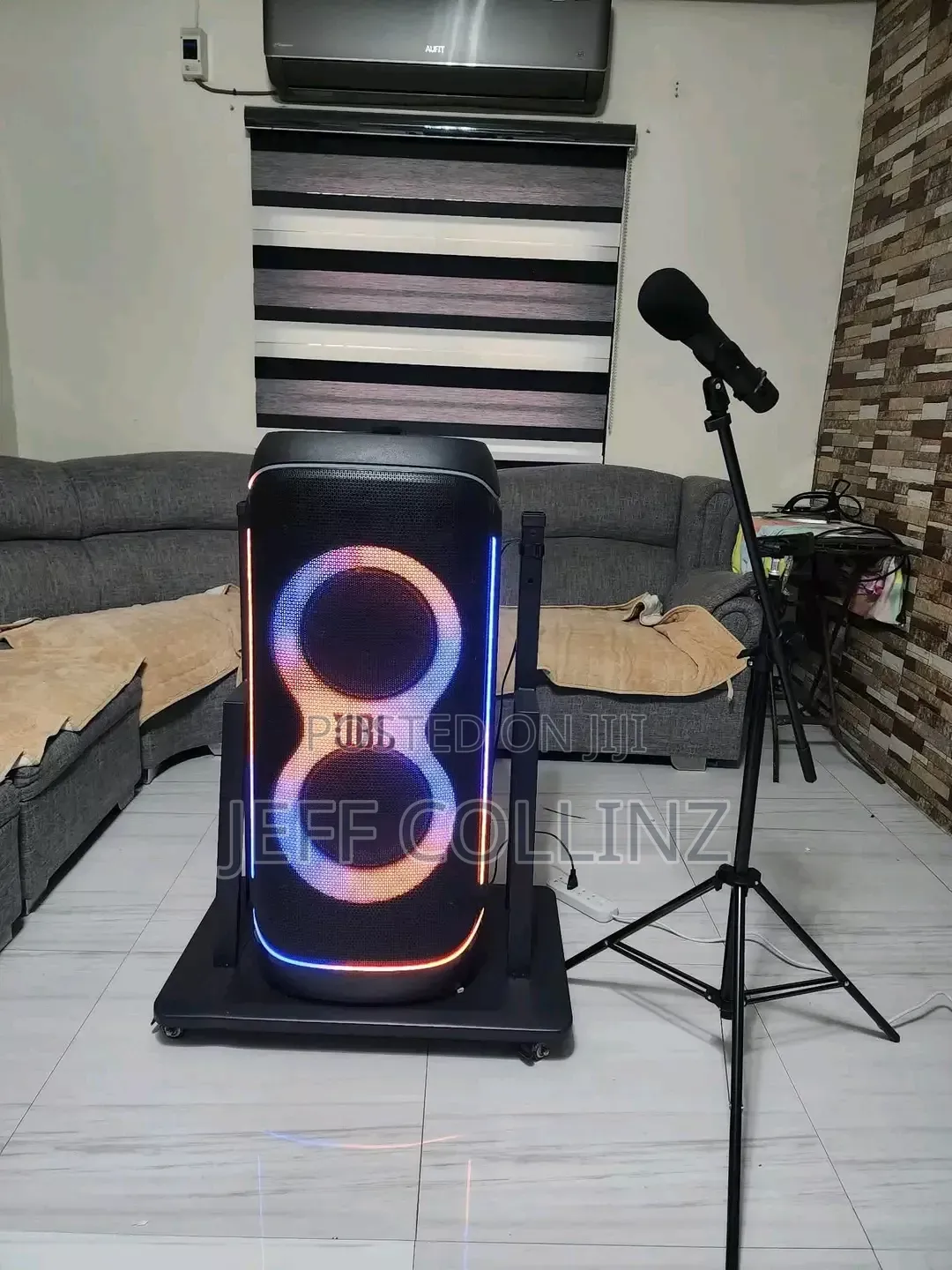 JBL Party Box 720 Boom Bass Boosted Spraker With a Wireless Mic