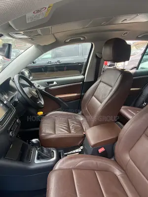 Volkswagen Tiguan S 4dr SUV (2.0L 4cyl Turbo 6A) 2015 Black