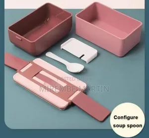 Contemporary Bento-Style Lunch Box With Integrated Handle