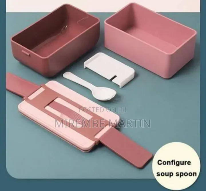 Contemporary Bento-Style Lunch Box With Integrated Handle