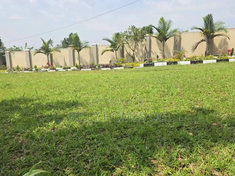 5bdrm Bungalow in Kira for sale