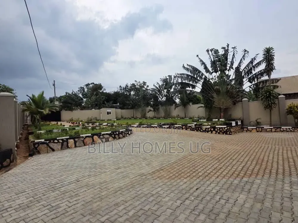 5bdrm Bungalow in Kira for sale