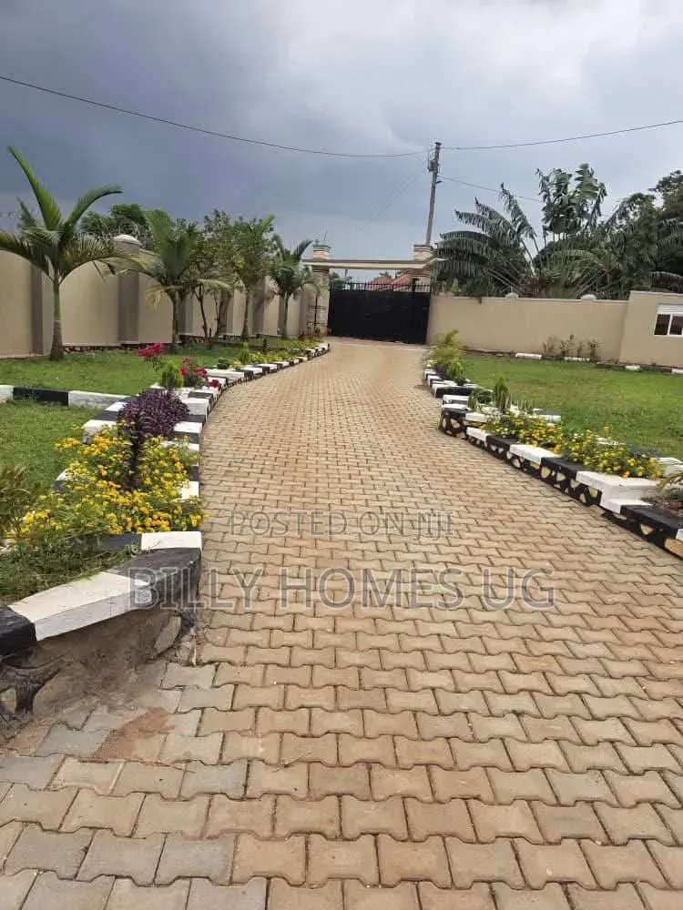 5bdrm Bungalow in Kira for sale