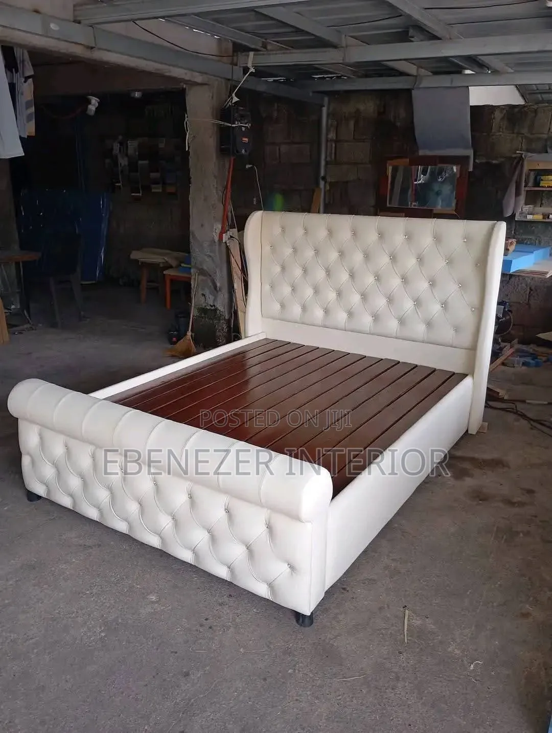 Aria Ebenezar Tufted Beds