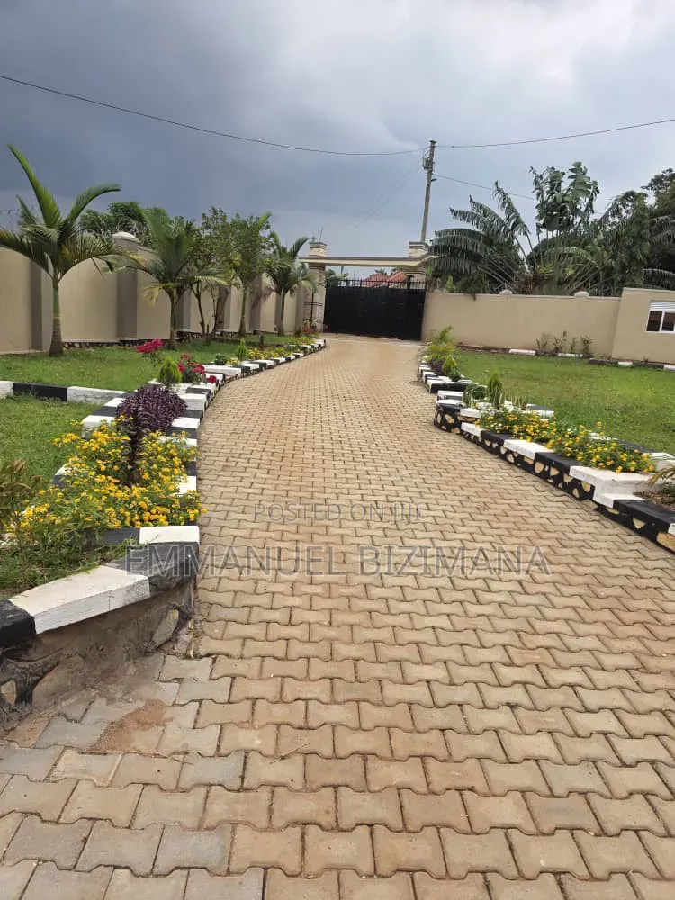 Furnished 5bdrm House in Kira, Central Division for sale