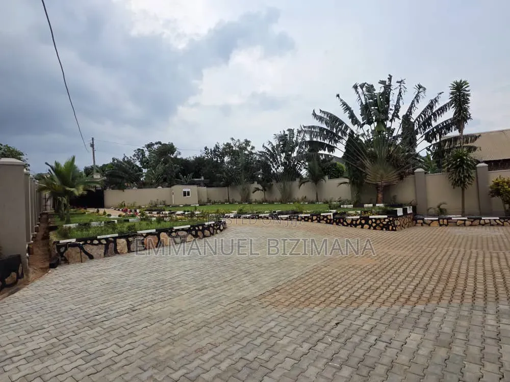 Furnished 5bdrm House in Kira, Central Division for sale