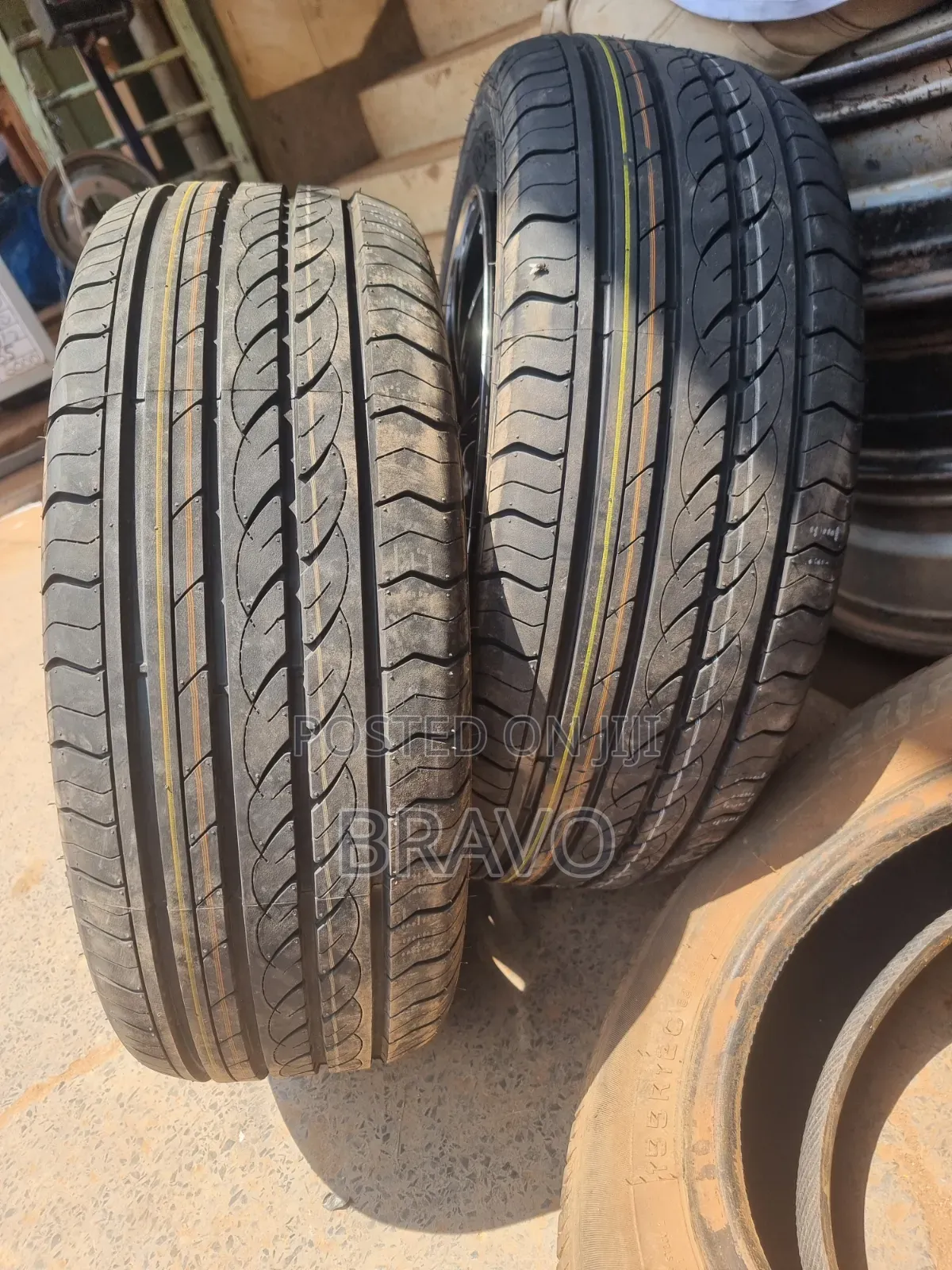 225/55r17 Tyres for Crown .