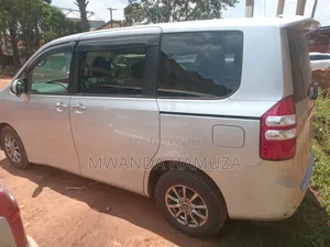Toyota Noah 2012 Silver