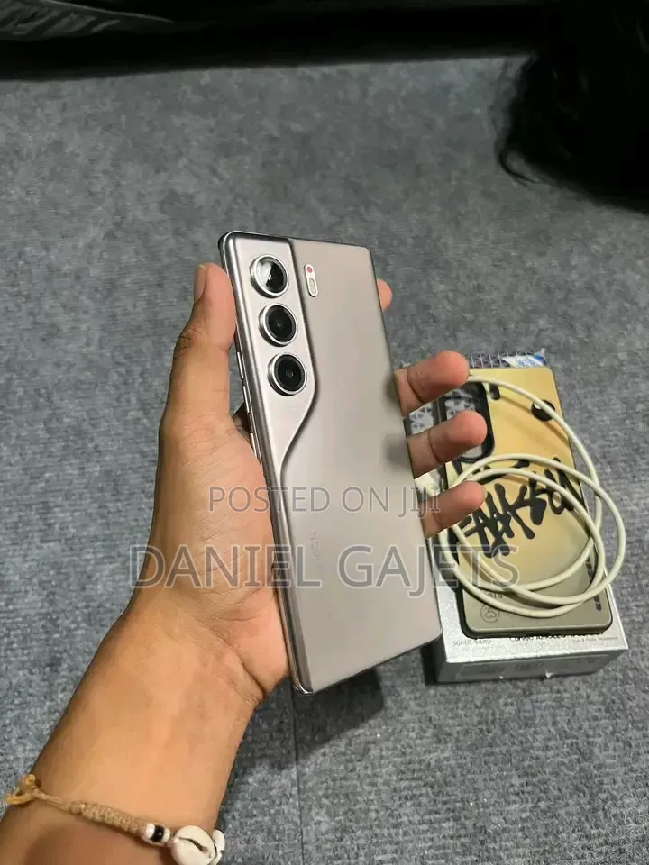 New Tecno Camon 40 Pro 5G 256 GB Gold