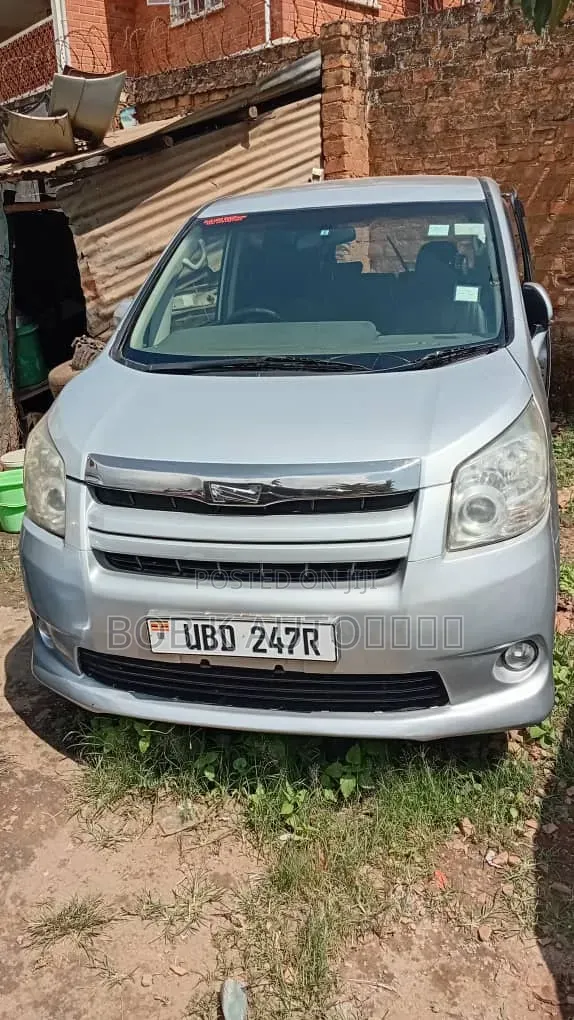 Toyota Noah 2011 Silver