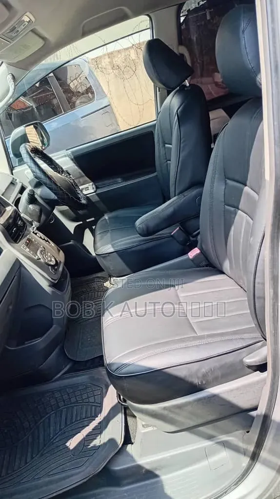 Toyota Noah 2011 Silver